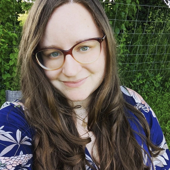 Meet your Posher, Jenna - Picture 2 of 5